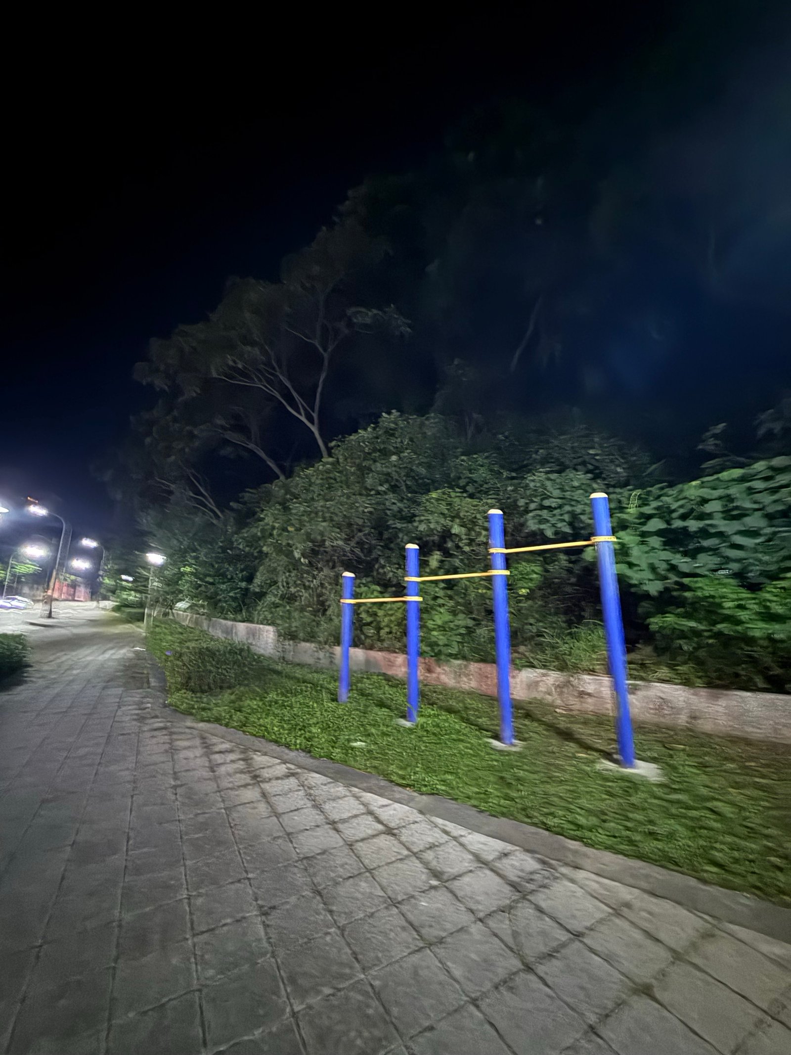康寧街日月光對面