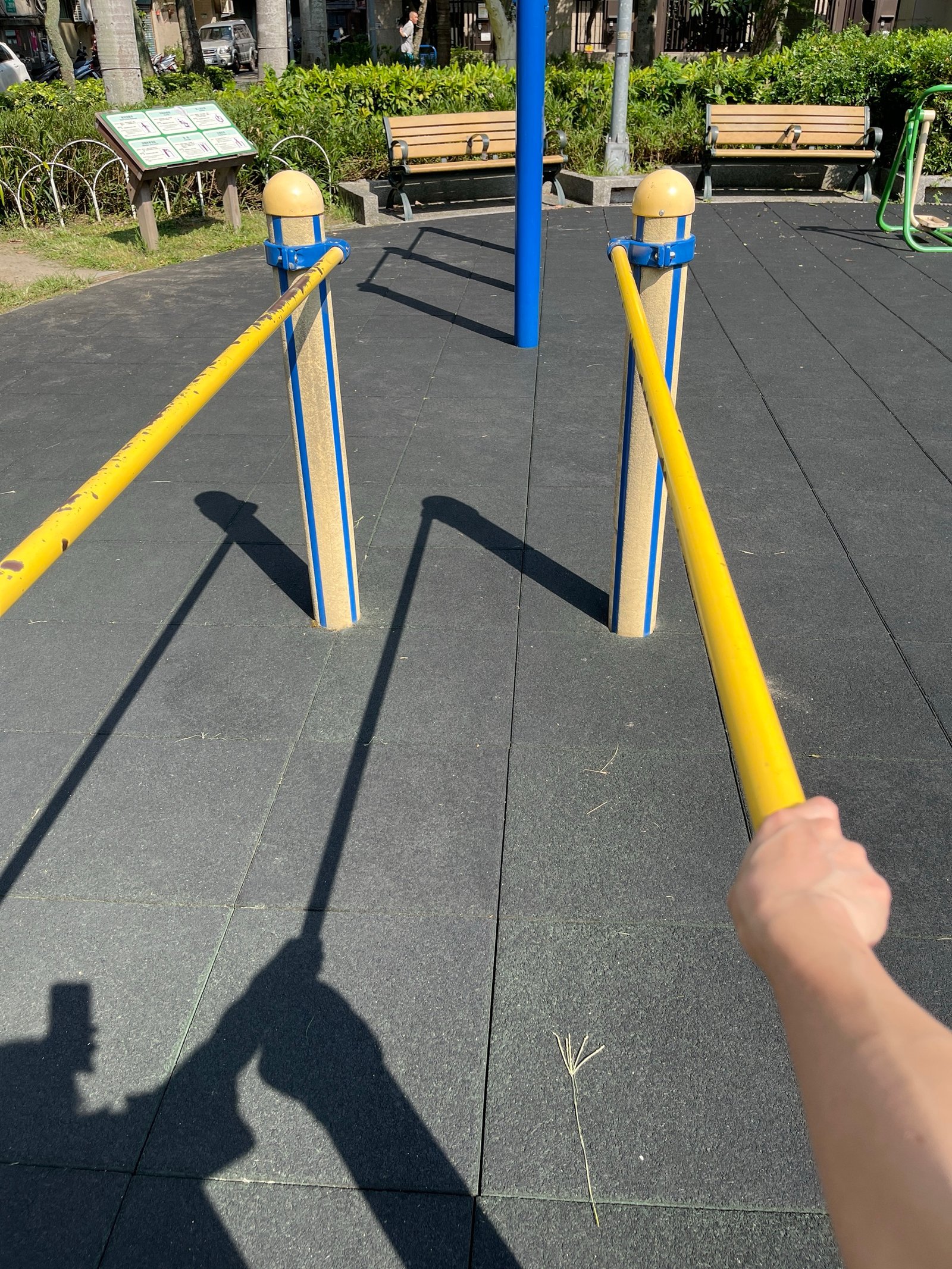 右邊的槓會轉，使用時要小心 - 嘉興公園