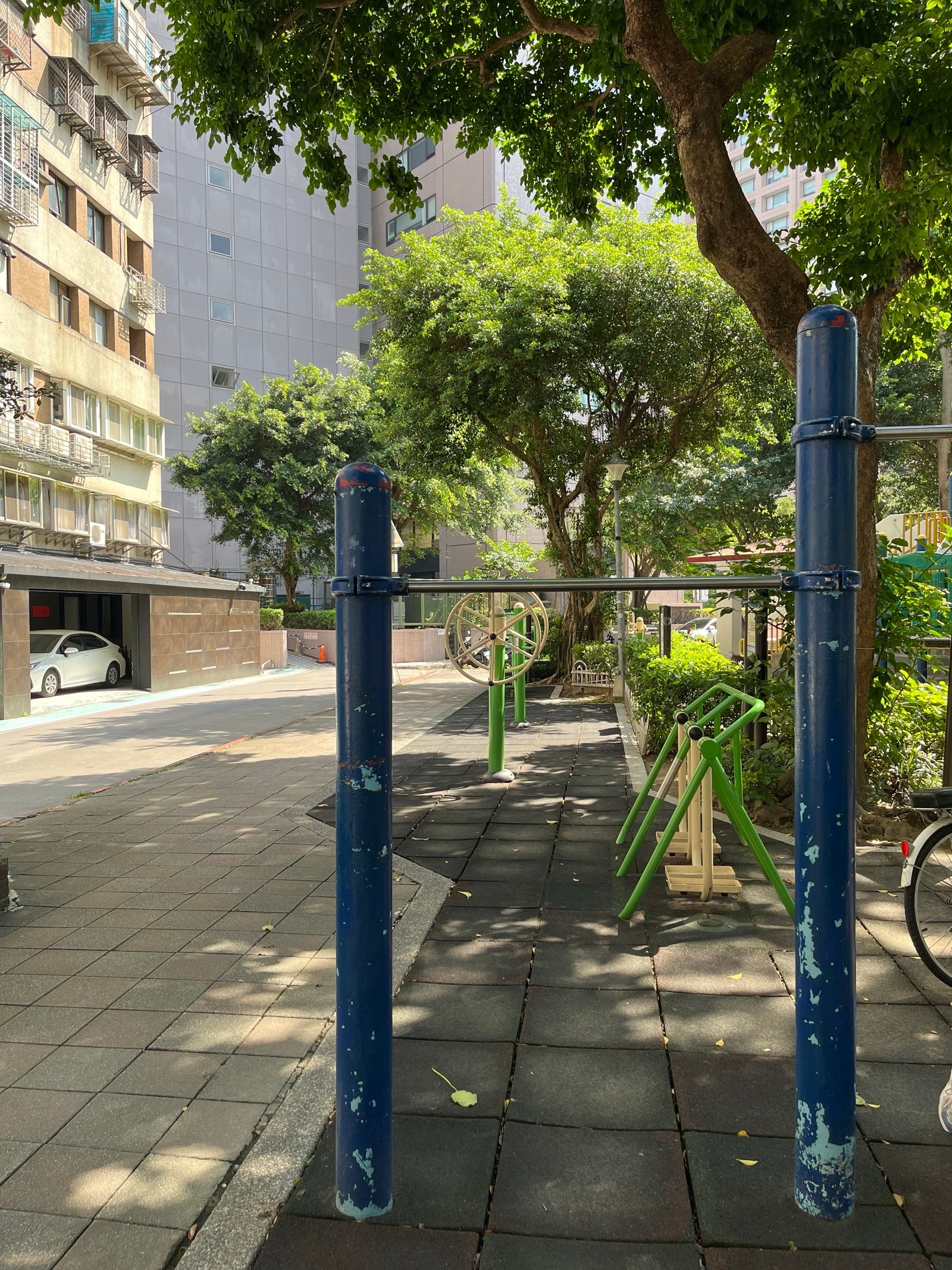 兩個槓都偏矮 - 虎嘯公園