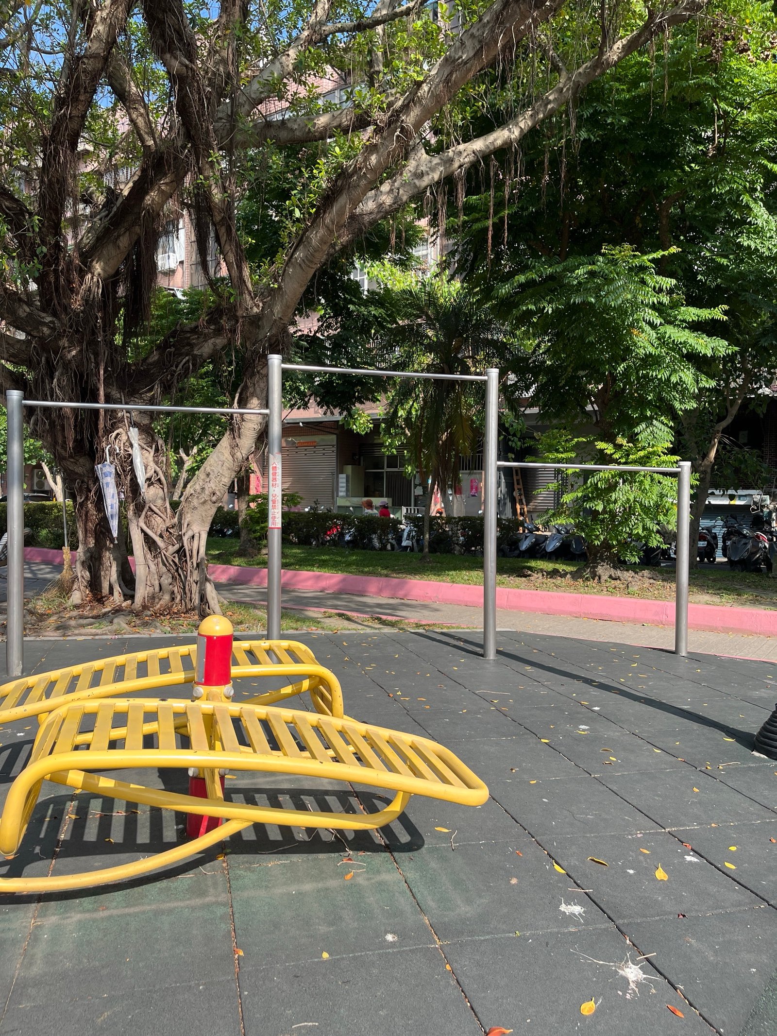 最高的槓160公分的人不跳可以直接抓到 - 永盛公園