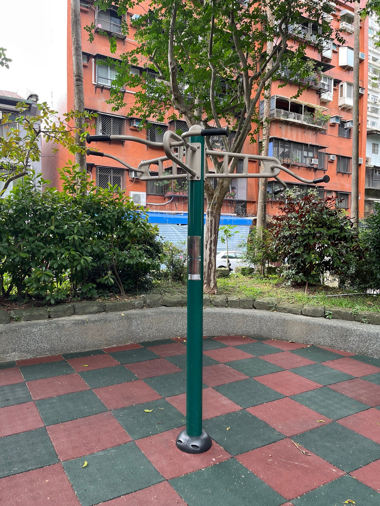 原來它叫引體訓練器 - 遼寧公園