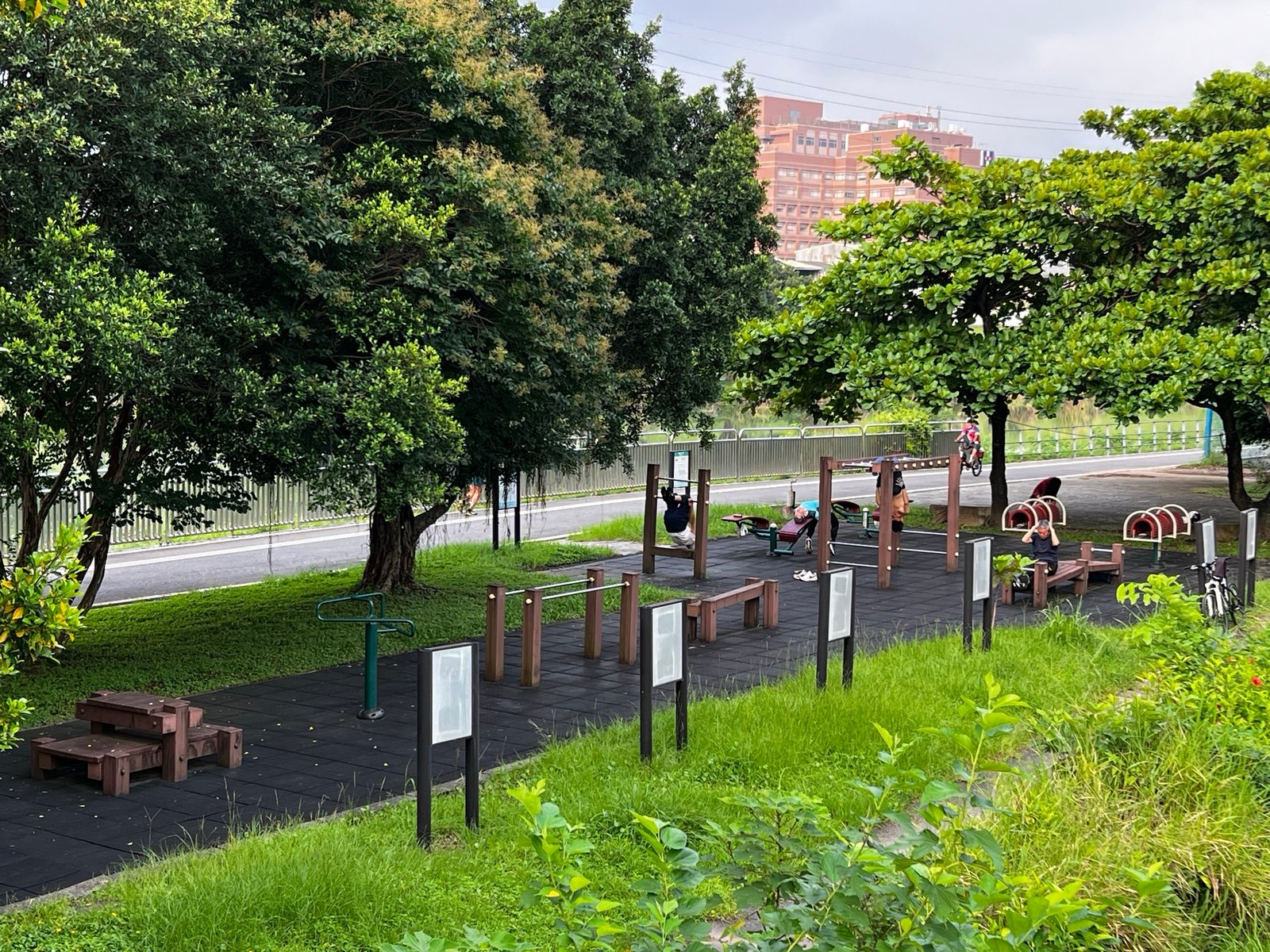 雙溪河濱公園士林橋下雙溪街側