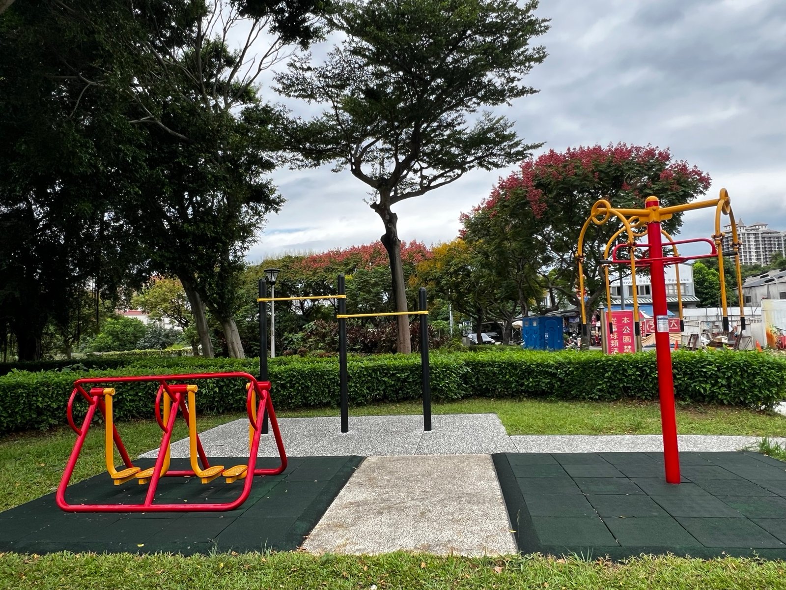 淡水沙崙公園籃球場旁
