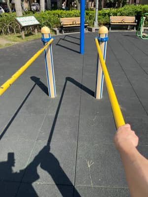 右邊的槓會轉，使用時要小心 - 嘉興公園