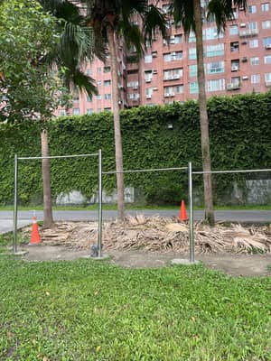 高槓邊緣焊接的地方好像快不行了⋯ - Pull-up bar spot in Yonghe District, New Taipei City