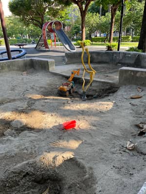 雖說跟健身無關，但可以挖土欸( ᐖ ) - 三重六合公園