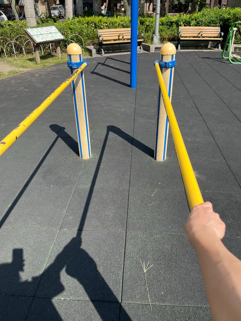 右邊的槓會轉，使用時要小心 - 嘉興公園