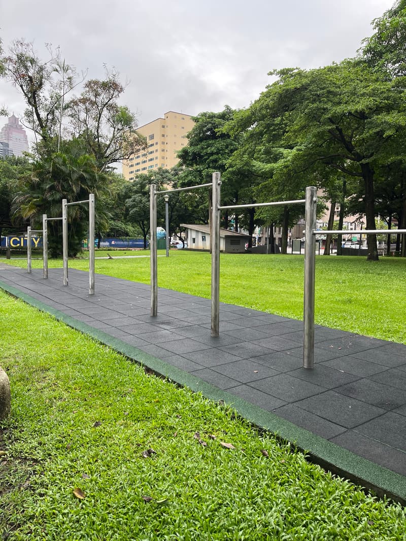 單槓偏矮 - 玉泉公園