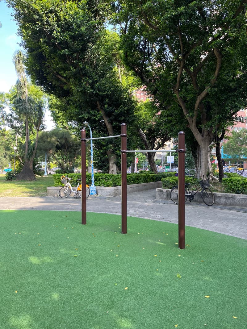 高槓160公分的人可跳抓 - 三重二二八和平公園