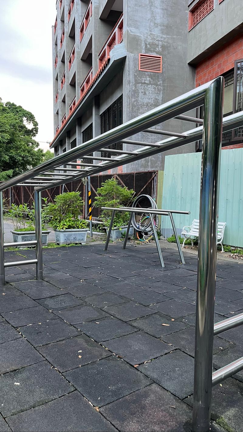 Pull-up bar spot in Zhonghe District, New Taipei City
