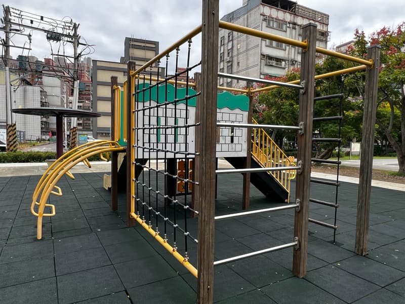 淡水沙崙公園籃球場旁